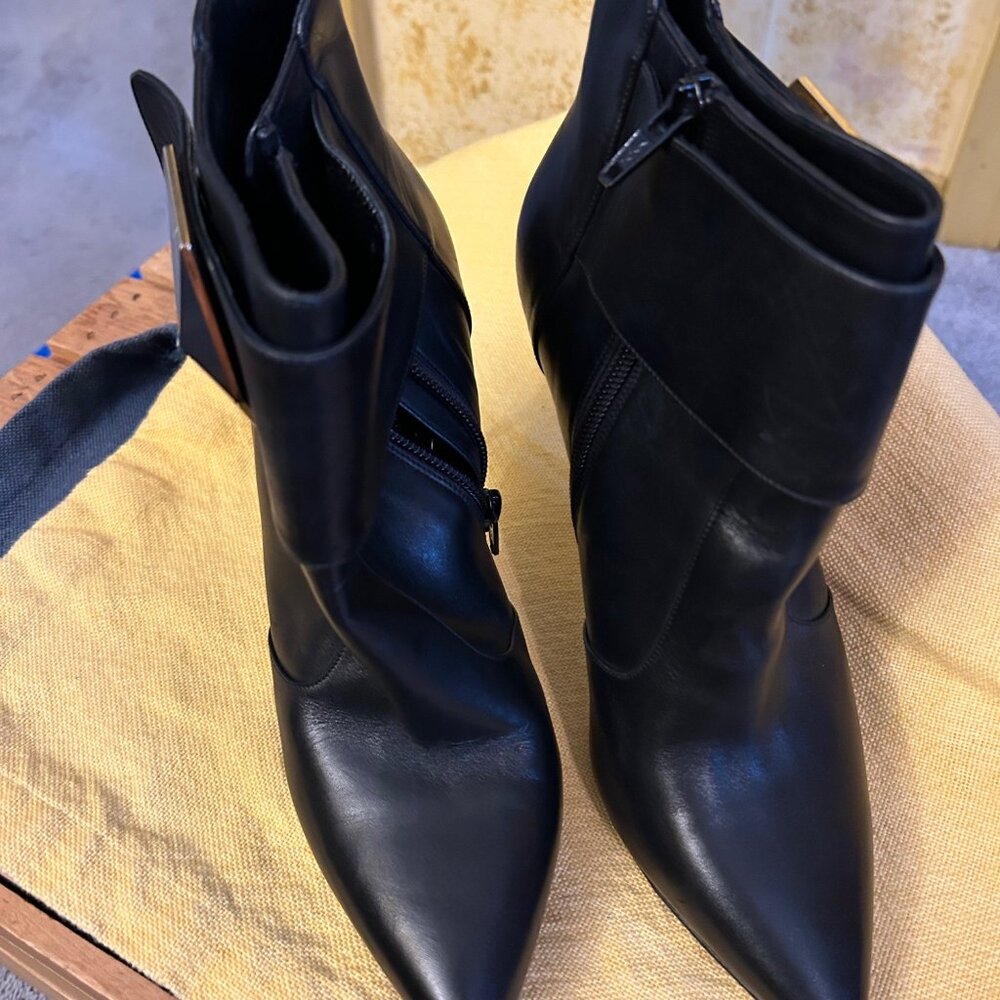 Nicholas Kirkwood Hexagon  Ankle boot in black leather  with a gold tone heel / - Picture 3 of 13
